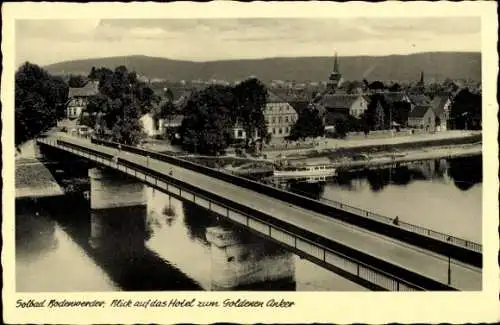 Ak Bodenwerder in Niedersachsen, Blick auf Hotel zum Goldenen Anker, Brücke