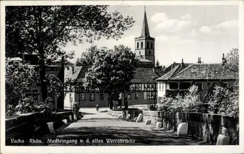 Ak Vacha im Wartburgkreis, Stadteingang von der alten Werrabrücke, Kirchturm