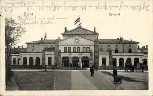 Ak Gotha Thüringen,Blick auf den Bahnhof, Straßenseite, Pferdekutschen, Vorplatz