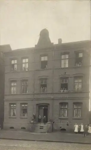 Foto Ak Magdeburg an der Elbe, Wohnhaus, Kinder