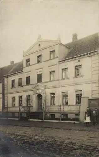 Foto Ak Magdeburg an der Elbe, Wohnhaus, Passanten, Straße