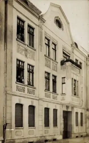 Foto Ak Magdeburg an der Elbe, Wohnhaus, Menschen am Fenster