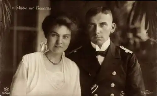 Ak Kapitänleutnant Hellmuth von Mücke mit Gemahlin, Portrait in Uniform