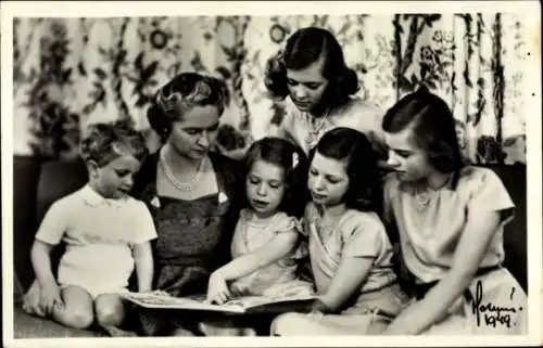 Foto Ak Prinzessin Sibylla mit Ihren Kinden um 1949