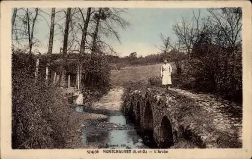 Ak Montchauvet Yvelines, Eine schwarz-weiße Postkarte mit einer Brücke über einen Fluss. Eine ...