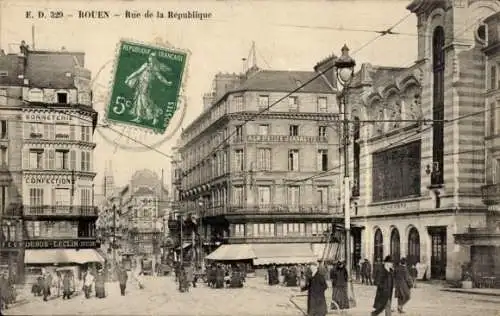 Ak Rouen Seine Maritime, Straßenszene mit Menschen, die auf dem Gehweg gehen. Im Hintergrund s...