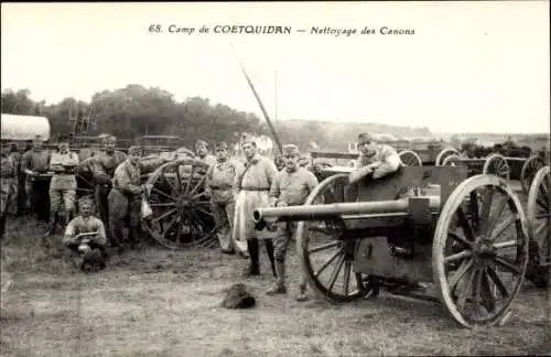 Ak Camp de Coëtquidan Morbihan, Französische Soldaten in Uniform, Geschütze