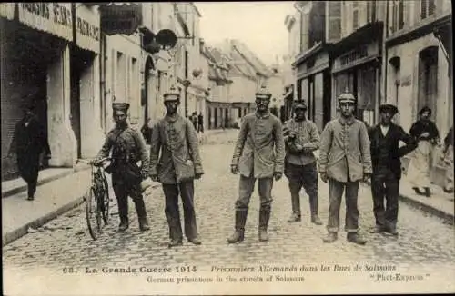 Ak Soissons Aisne, Gefangene Deutsche in den Straßen von Soissons, 1. WK