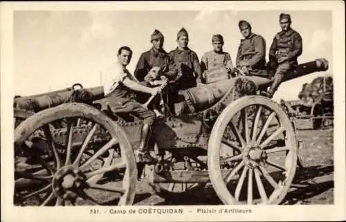 Ak Camp de Coëtquidan Morbihan, Artillerie, Fünf französische Soldaten, Geschütz