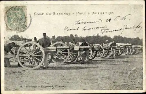 Ak Sissonne Aisne, Artillerie-Park, französische Soldaten, Kanonen