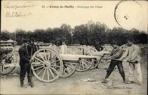 Ak Mailly le Camp Aube, Camp de Mailly, französische Soldaten reinigen ein Geschütz