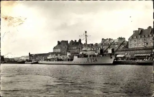 Ak Saint Malo Ille et Vilaine Bretagne, Hafen Vauban, Französisches Kriegsschiff F 734, Eskortschiff