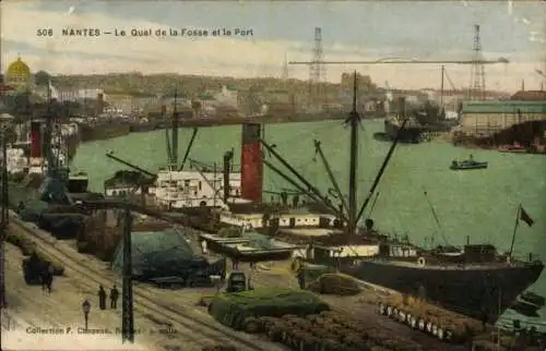 Ak Nantes Loire Atlantique, Quai de la Fosse, Hafen mit Schiffen, Kran