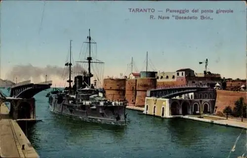 Ak Tarent Taranto Puglia, Passaggio del ponte girevole, R. Nave Benedetto Brin.