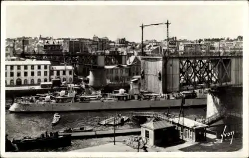 Ak Brest Finistère, Ein Zerstörer passiert die offene Drehbrücke