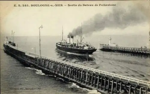 Ak Boulogne sur Mer Pas de Calais, Sortie du Bateau de Folkestone