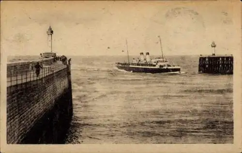 Ak Dieppe Seine Maritime,  Ankunft des englischen Postschiffes am Hafen, Leuchtturm, Mole