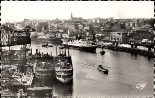 Ak Nantes Loire Atlantique, Hafen mit Schiffen, Kran