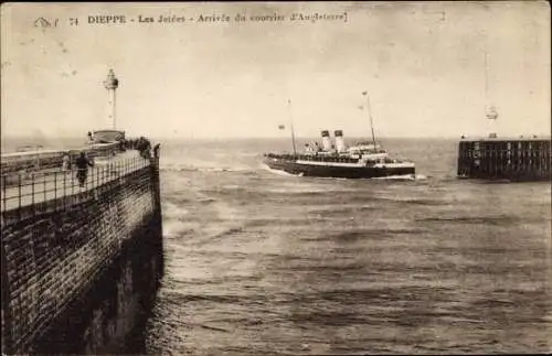 Ak Dieppe Seine Maritime,  Ankunft des englischen Postschiffs, Kaimauer, Leuchtturm