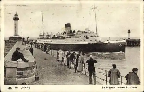 Ak Dieppe Seine Maritime,  Le Brighton rentrant à la Jetée