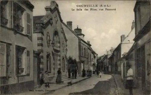 Ak Courville Eure et Loir, La Salle des Fetes, rue Pannard