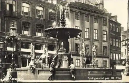 Ak Dänemark, Partie am Springbrunnen