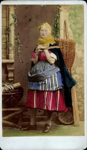 CdV Schottland, Frau in Bauerntracht, Holzkiepe