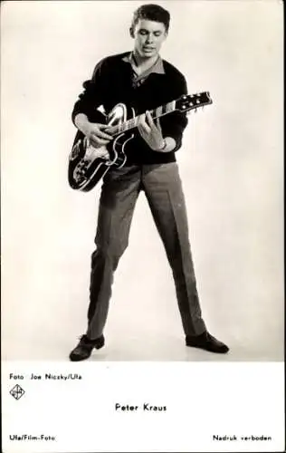 Ak Schauspieler und Sänger Peter Kraus, Portrait mit Gitarre, Wenn die Conny mit dem Peter