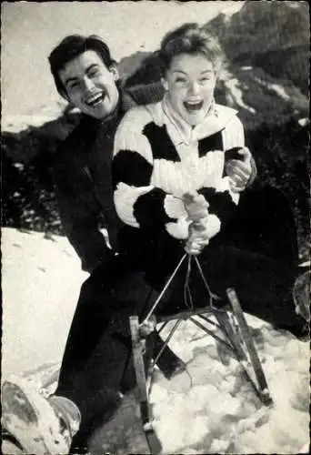 Ak Schauspielerin Romy Schneider, Schauspieler Horst Buchholz, Schlitten