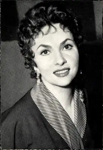 Ak Schauspielerin Gina Lollobrigida, Portrait, Ohrringe