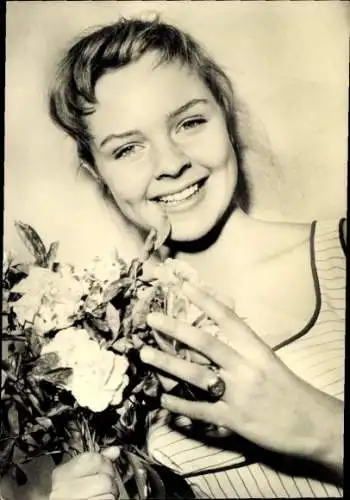 Ak Schauspielerin Sabine Sinjen, Portrait mit Blumenstrauß