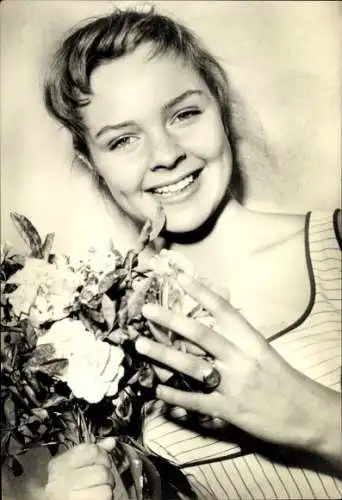 Ak Schauspielerin Sabine Sinjen, Portrait mit Blumenstrauß