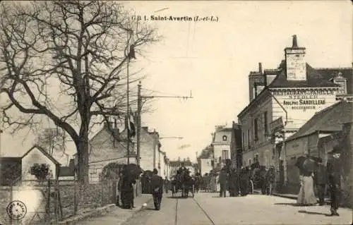 Ak Saint Avertin Indre et Loire, Straßenpartie, Passanten, Restaurant Stebler