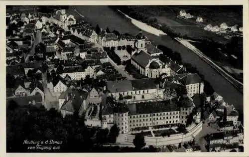 Ak Neuburg an der Donau Oberbayern, Neuburg a.d. Donau vom Flugzeug aus