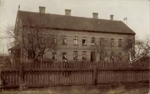 Foto Ak Weißenfels an der Saale, Wohnhaus hinter dem Zaun