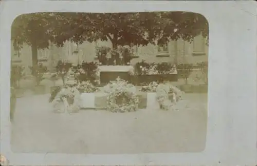 Foto Ak Erinnerung an einen Flugangriff im Jahre 1916, Blumenkränze, Kaiserzeit