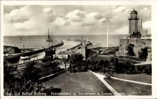 Ak Kołobrzeg Ostseebad Kolberg Pommern, Hafeneinfahrt, Leuchtturm, Lotsen-Station