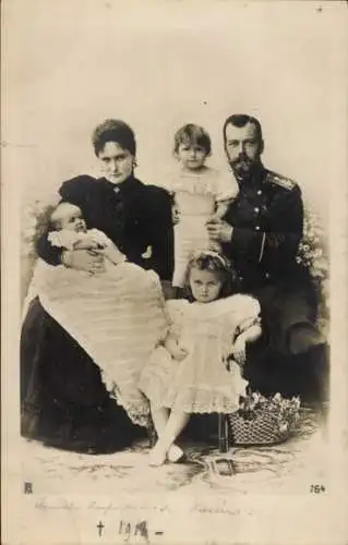 Foto Ak Zar Nikolaus II. von Russland, Alexandra Feodorowna, Alix von Hessen, Olga, Tatjana, Maria