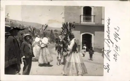 Foto Ak La Paz Bolivien, Einheimische in Festtrachten, Kopfschmuck aus Federn, Flöten