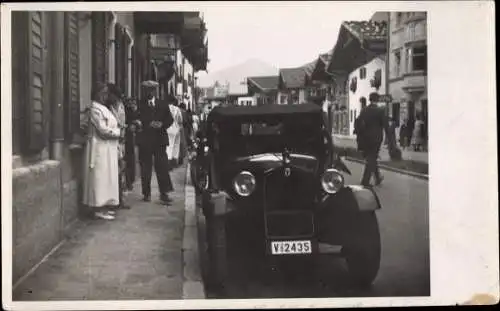 Foto Ak Automobil in einem Ort, KFZ Kennz. V 2435