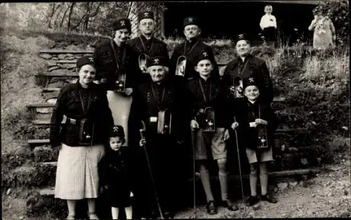 Foto Ak Bergwerksbesucher in Tracht, Bergleute, Grubenlampen