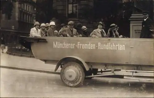 Foto Ak München, Münchener Fremdenrundfahrt, Fahrgäste im Wagen