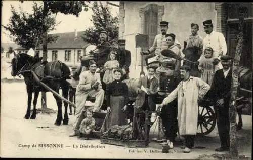 Ak Sissonne Aisne, Camp de Sissonne, Distribution, Fuhrwerk, Soldaten, Gruppenbild