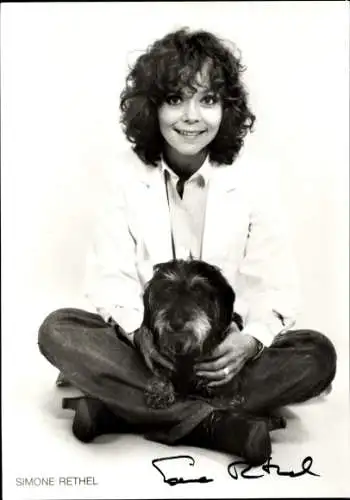 Ak Schauspielerin Simone Rethel, Portrait mit Rauhaardackel, Autogramm
