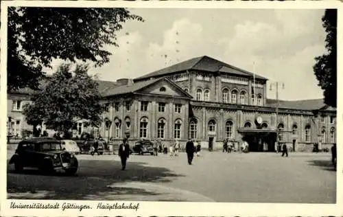 Ak Göttingen in Niedersachsen, Ansicht Hauptbahnhofsgebäude, Passanten, Autos