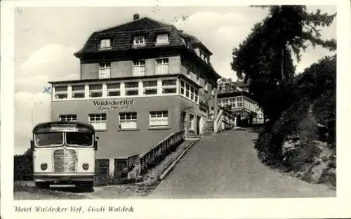 Ak Waldeck, Hotel Waldecker Hof mit Bus