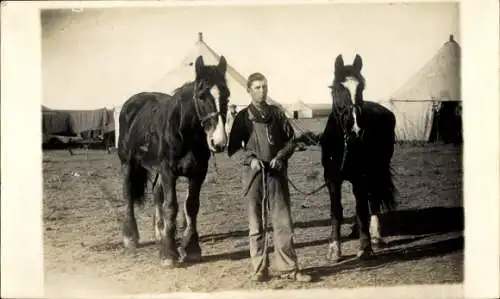 Foto Ak Zirkus, Mann mit zwei Pferden