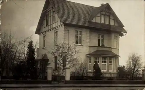 Foto Ak Solingen, Mehrfamilienhaus mit zwei Giebeln