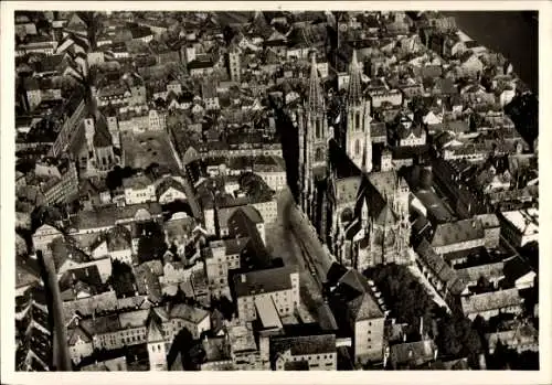 Ak Nürnberg in Mittelfranken, Luftaufnahme der Stadt Nürnberg mit Blick auf die Lorenzkirche u...