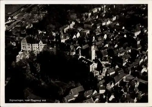 Ak Sigmaringen an der Donau, Sigmaringen vom Flugzeug aus, Schloss  Stadt Sigmaringen